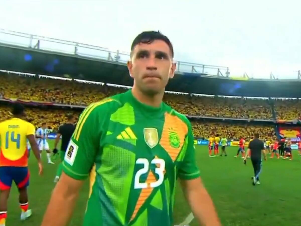 El nuevo escándalo del “mejor portero del mundo”: Emiliano Martínez le pegó a una cámaras tras derrota en Colombia