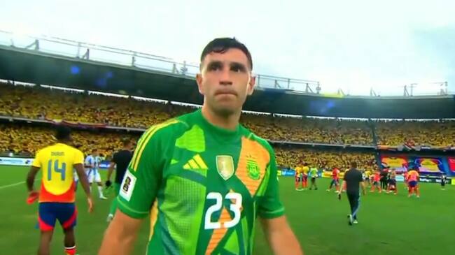 El nuevo escándalo del "mejor portero del mundo": Emiliano Martínez le pegó a una cámaras tras derrota en Colombia | Captura de pantalla