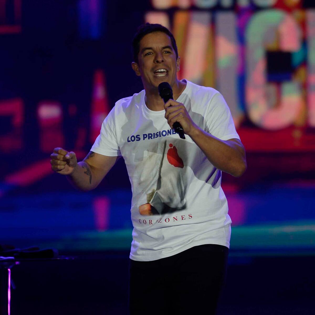 “¡Qué polera sacaste!”: Vicho Viciani se lució y sacó risas en la primera noche de Olmué 2024