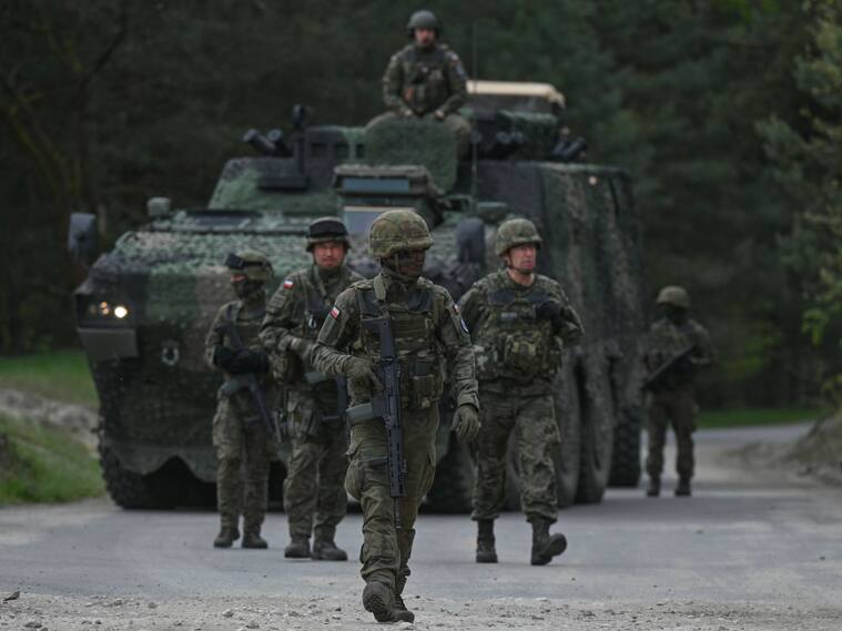 Solados de Polonia realizan ejercicios militares cerca de la ciudad de Nowa Deba