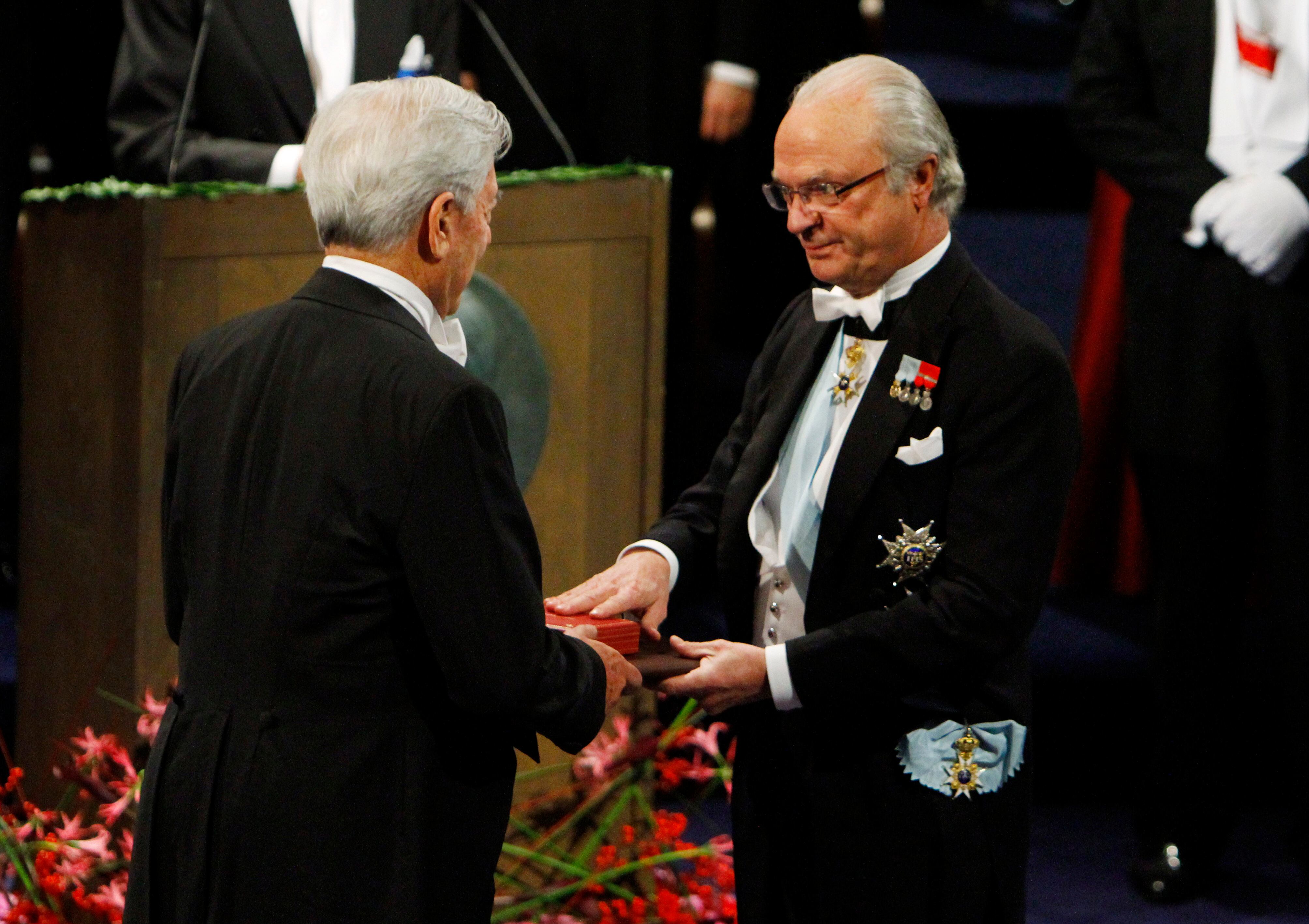 Mario Vargas Llosa recibe el Nobel de Literatura (10 de diciembre de 2010 - Getty Images)