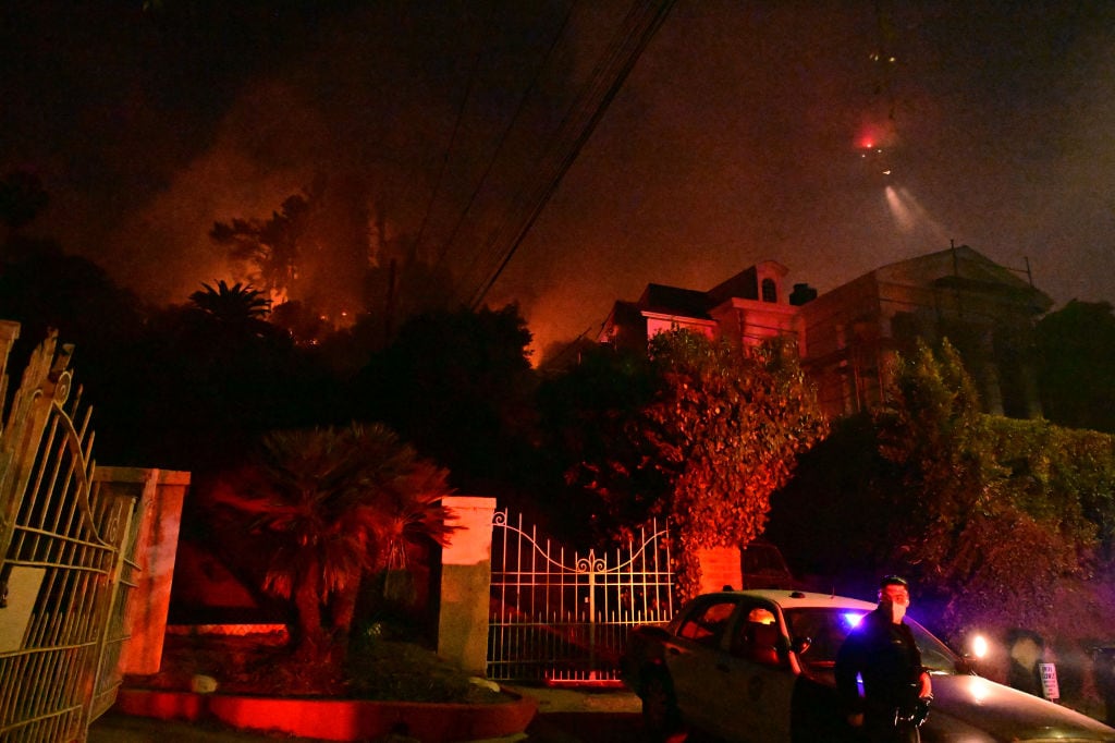 Las colinas de Hollywood ven la aparición de un nuevo incendio forestal, lo que amenaza a las mansiones, en la ciudad de Los Angeles en Estados Unidos