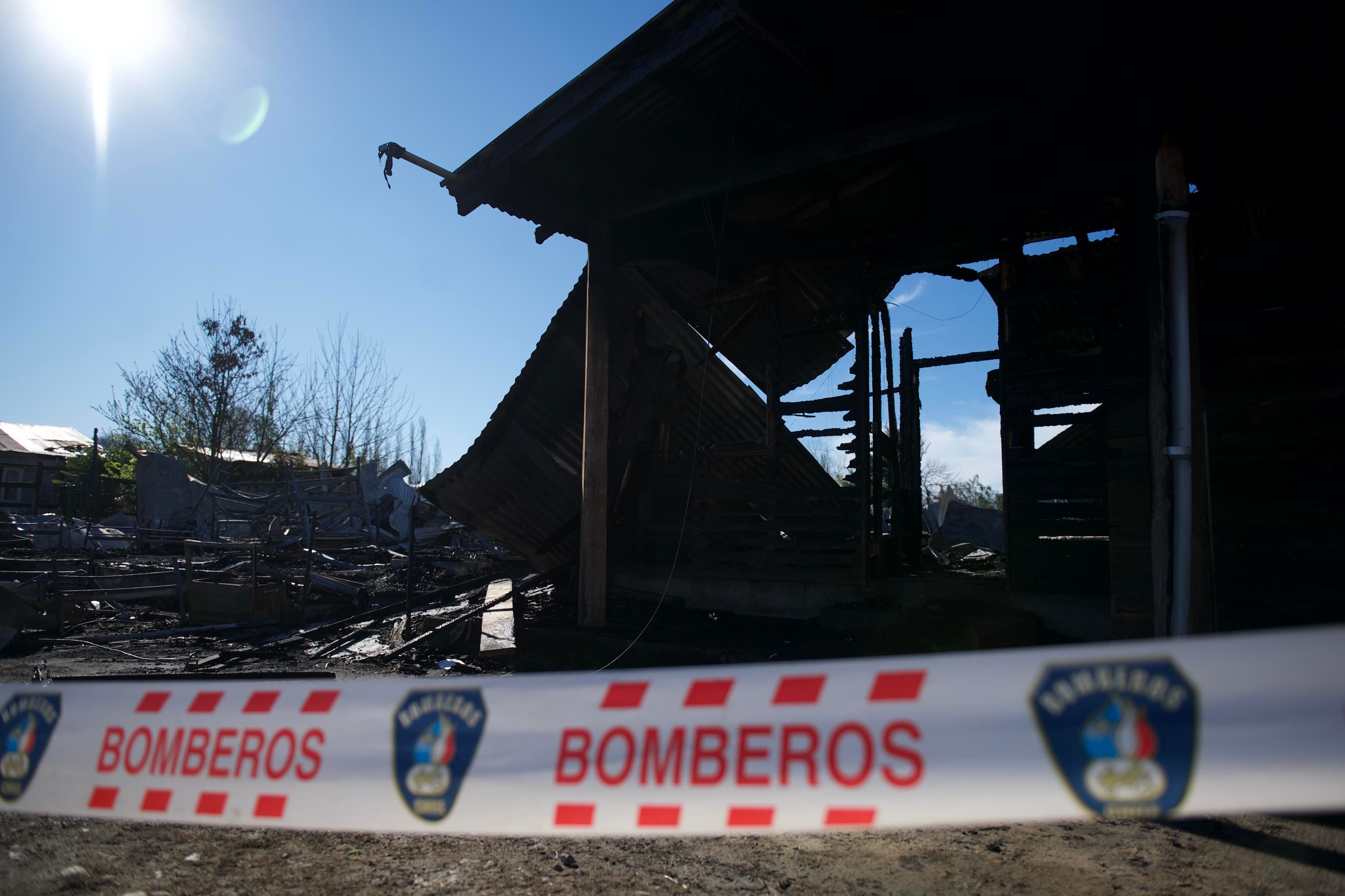 12 DE SEPTIEMBRE 2026 / PITRUFQUN
Registro del incendio que afect al hogar de adultos mayores El Edn, en Villa Comuy, comuna de Pitrufqun, y que dej 16 personas fallecidas. Las causas del siniestro son investigadas por las autoridades.
FOTO: MARCO MALDONADO / AGENCIAUNO