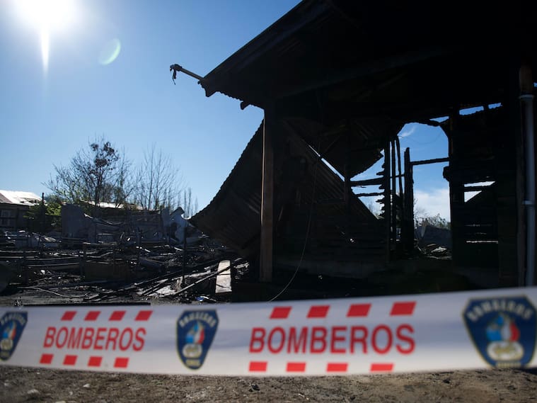 12 DE SEPTIEMBRE 2026 / PITRUFQUN
Registro del incendio que afect al hogar de adultos mayores El Edn, en Villa Comuy, comuna de Pitrufqun, y que dej 16 personas fallecidas. Las causas del siniestro son investigadas por las autoridades.
FOTO: MARCO MALDONADO / AGENCIAUNO