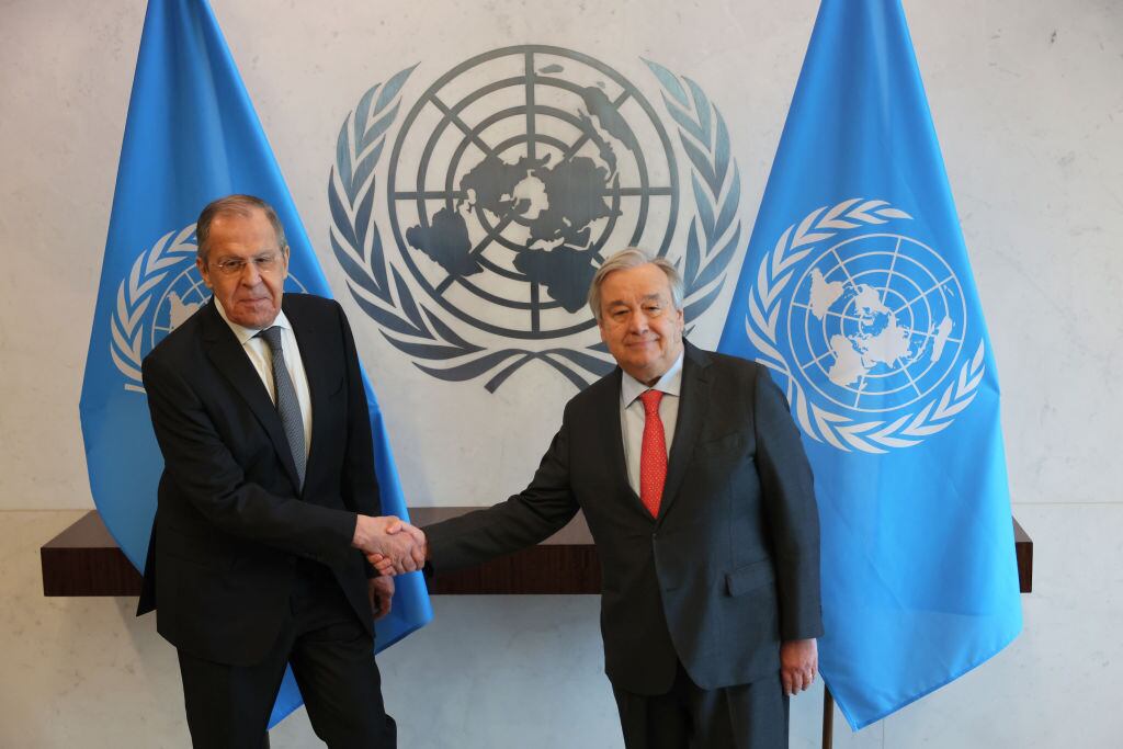 El canciller ruso Sergei Lavrov y el jefe de la ONU Antonio Guterres