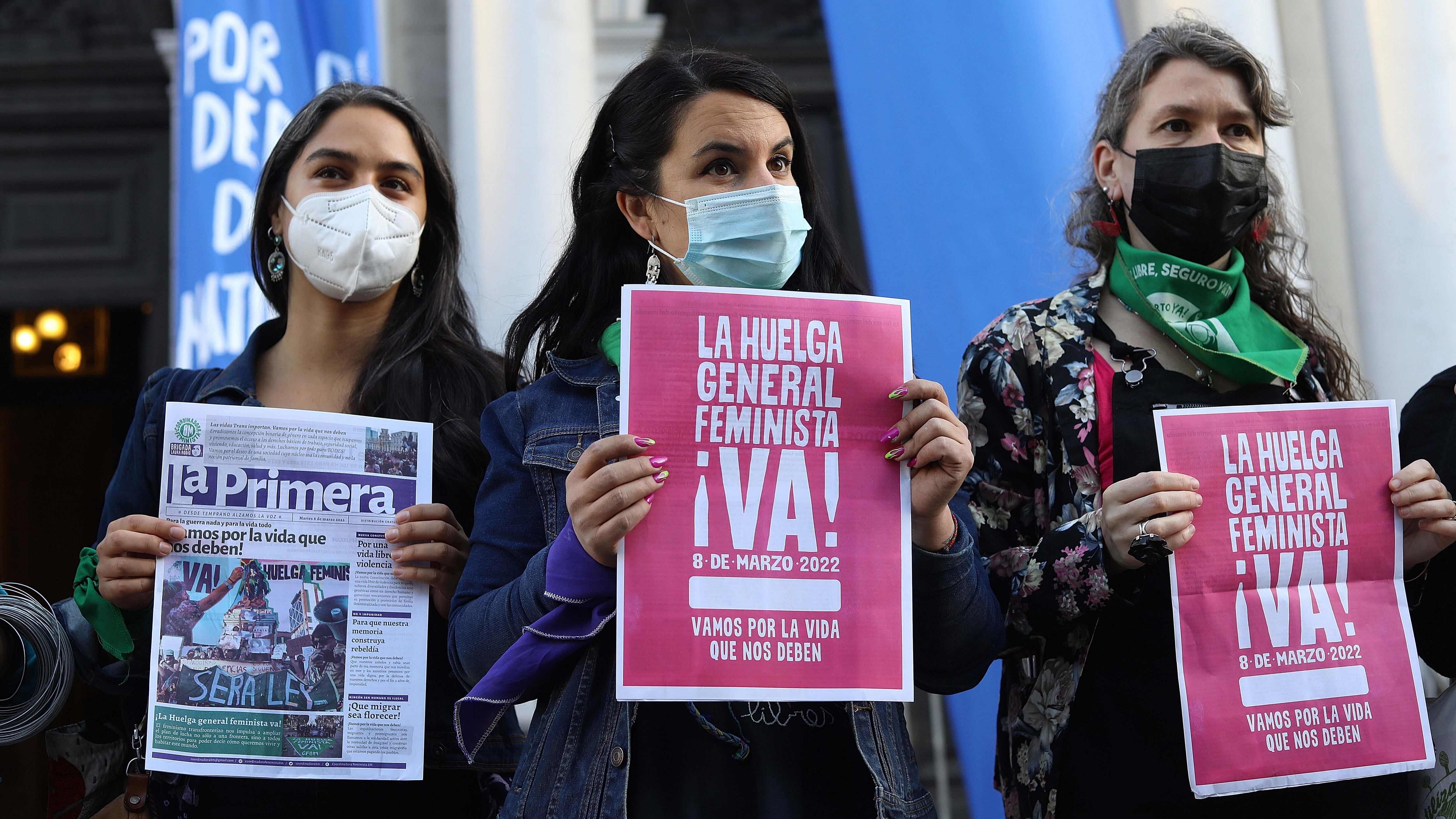 8 de Marzo del 2022/SANTIAGOLa constituyente Manuela Royo, sostiene un cartel, durante la Intervención ecofeminista por el agua, en el frontis del Palacio de tribunales en la comuna de Santiago.
FOTO: SEBASTIAN BELTRAN GAETE/AGENCIAUNO