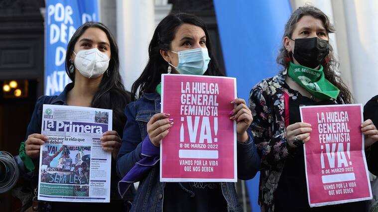 8 de Marzo del 2022/SANTIAGOLa constituyente Manuela Royo, sostiene un cartel, durante la Intervención ecofeminista por el agua, en el frontis del Palacio de tribunales en la comuna de Santiago.
FOTO: SEBASTIAN BELTRAN GAETE/AGENCIAUNO
