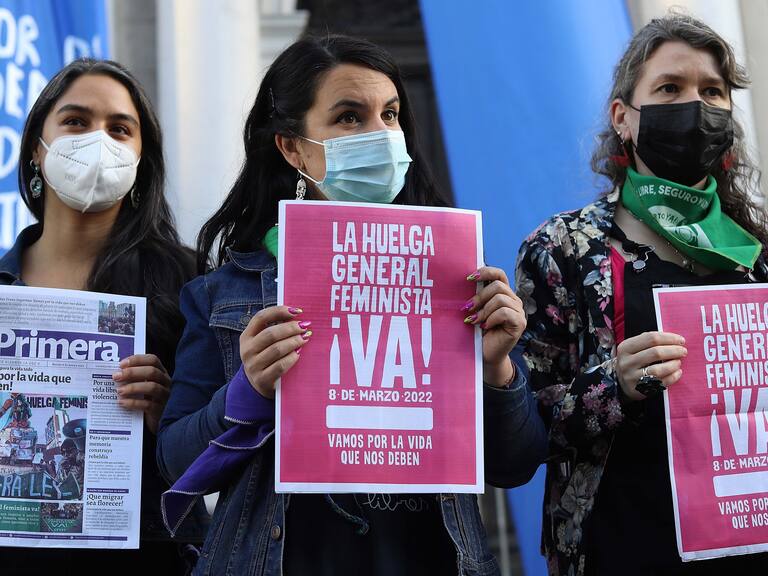 8 de Marzo del 2022/SANTIAGOLa constituyente Manuela Royo, sostiene un cartel, durante la Intervención ecofeminista por el agua, en el frontis del Palacio de tribunales en la comuna de Santiago.
FOTO: SEBASTIAN BELTRAN GAETE/AGENCIAUNO