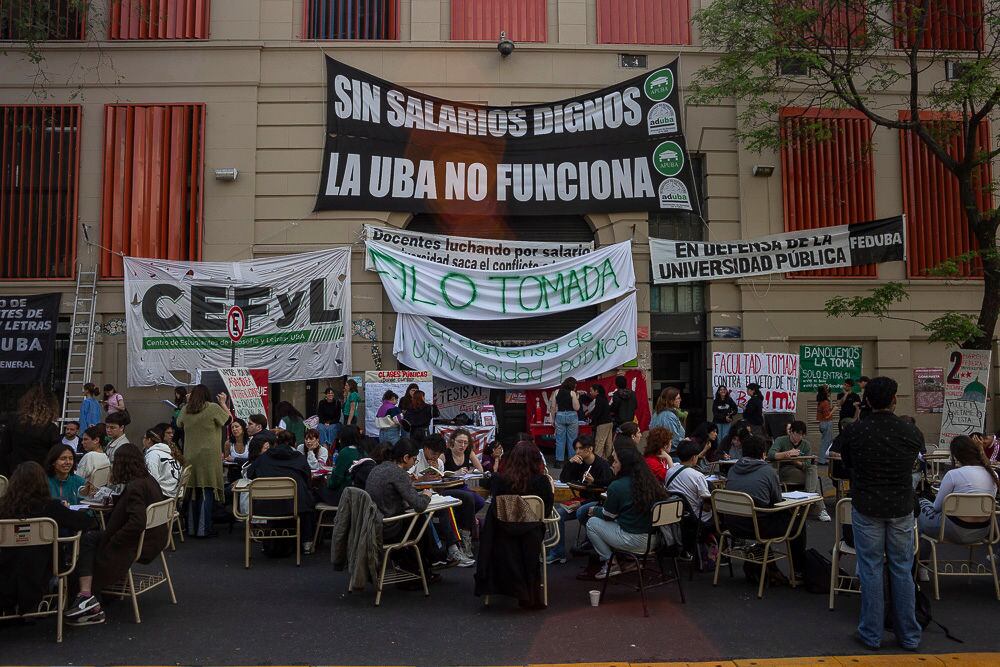 Clases abiertas en la Facultas de Filosofía y Letras de la Universidad de Buenos Aires, en medio de las tomas de casas de estudio públicas en Argentina