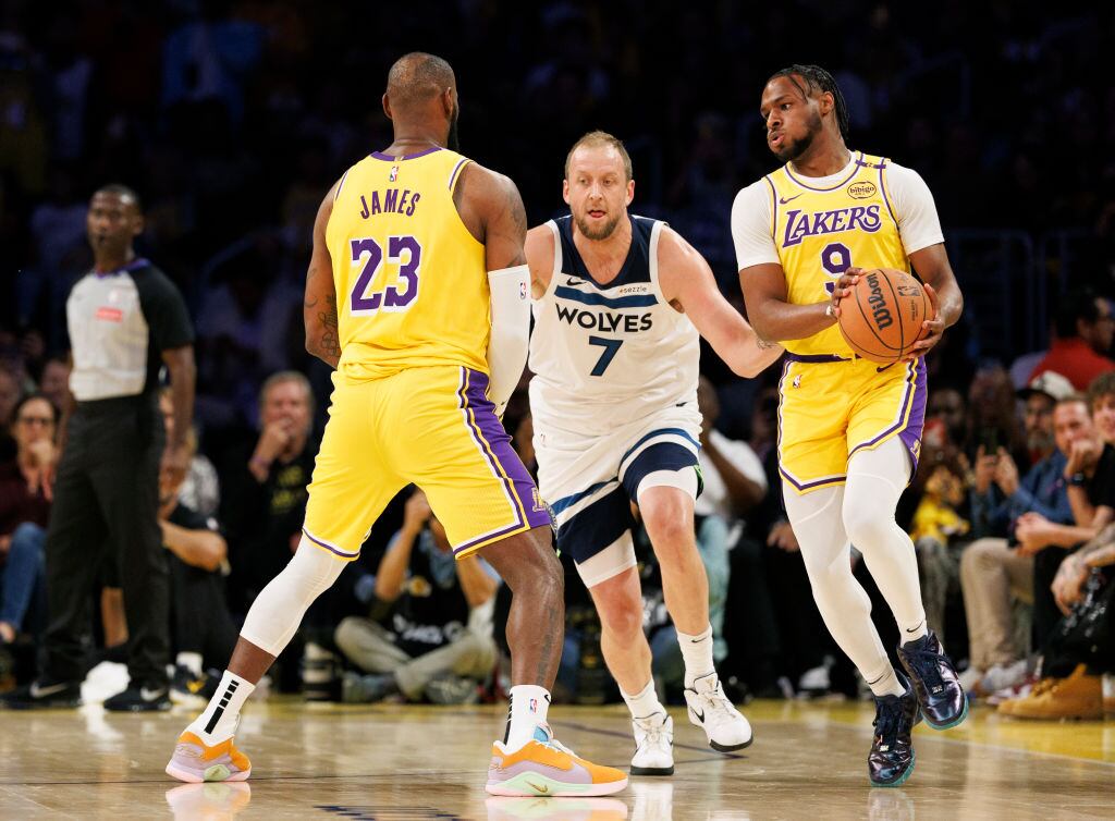 LeBron James hace una pantalla para su hijo Bronny James en el juego entre Los Angeles Lakers y Minnesota Timberwolves en California de Estados Unidos