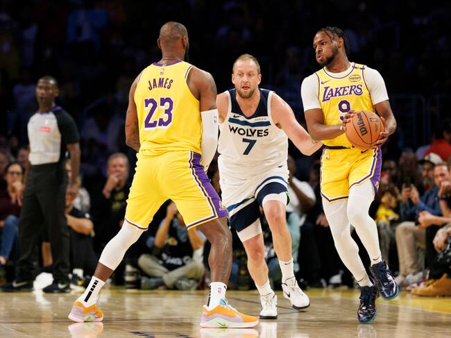 LeBron James hace una pantalla para su hijo Bronny James en el juego entre Los Angeles Lakers y Minnesota Timberwolves en California de Estados Unidos