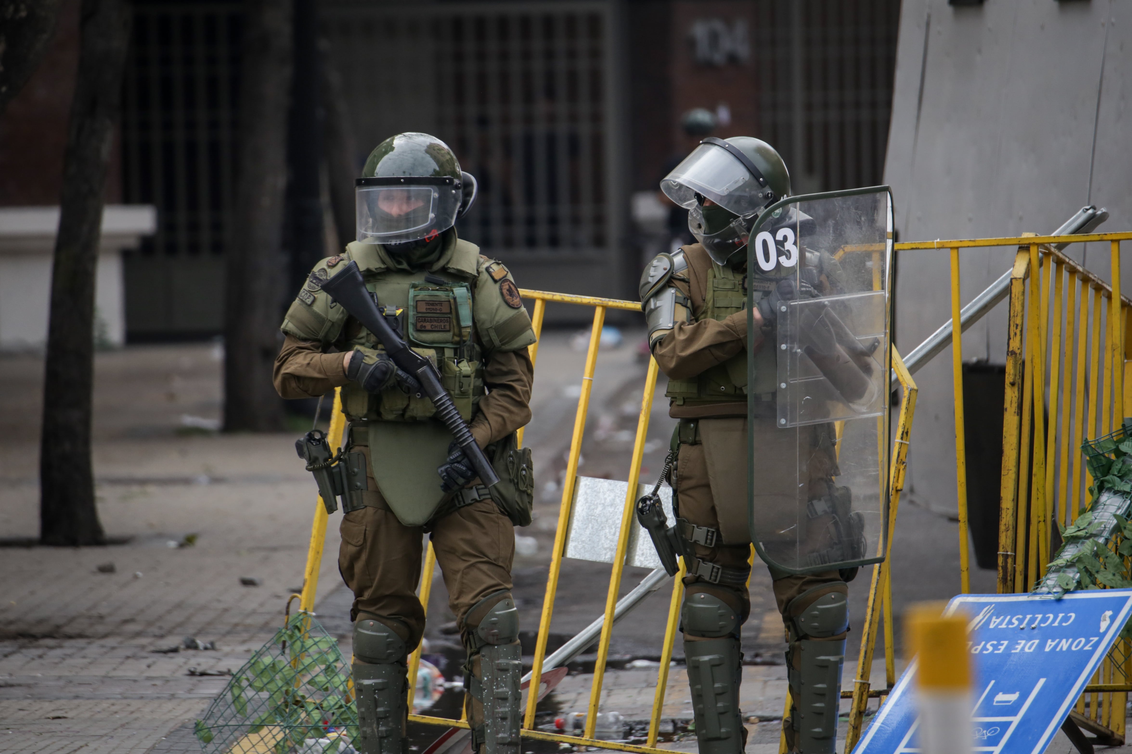 18 DE OCTUBRE DE 2026 / SANTIAGOSe registran enfrentamientos entre manifestantes y carabineros durante las manifestaciones en el contexto de los 7 años del estallido social del 18 de octubre de 2019.
FOTO: STRINGER / AGENCIAUNO