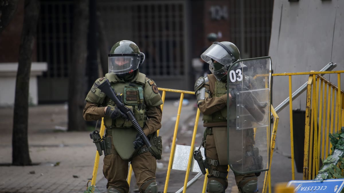 Carabineros responde a denuncia por funcionario que desenfundó su arma durante protestas del 18-O