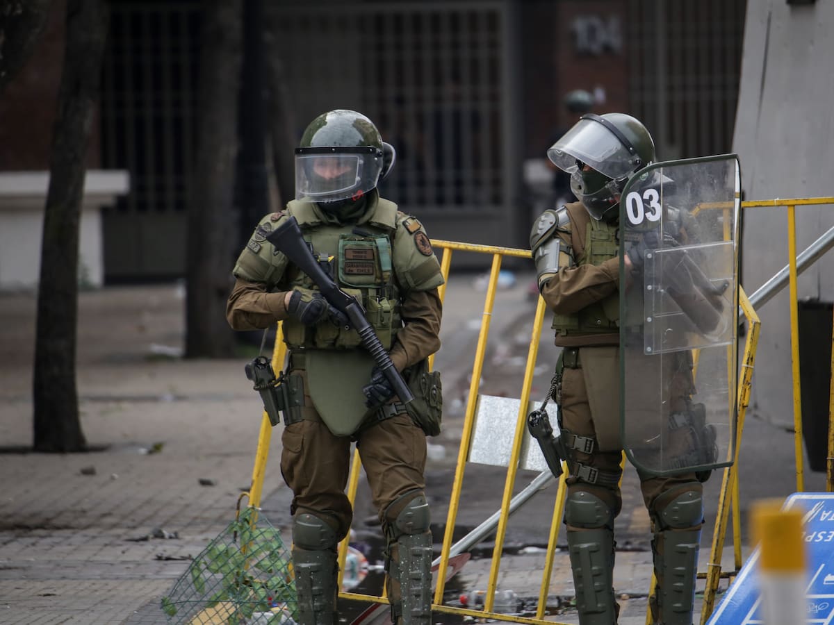 Carabineros responde a denuncia por funcionario que desenfundó su arma durante protestas del 18-O