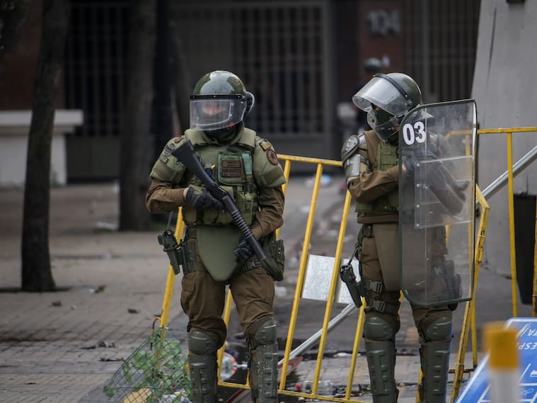18 DE OCTUBRE DE 2026 / SANTIAGO
Se registran enfrentamientos entre manifestantes y carabineros durante las manifestaciones en el contexto de los 7 años del estallido social del 18 de octubre de 2019.
FOTO: STRINGER / AGENCIAUNO