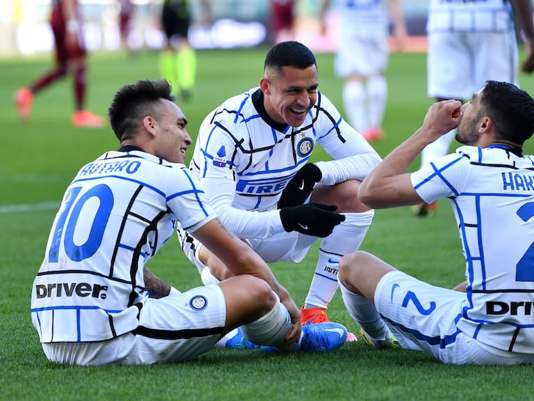 A las puertas del título: La eufórica celebración de Alexis Sánchez junto al plantel del Inter tras el triunfo sobre Crotone