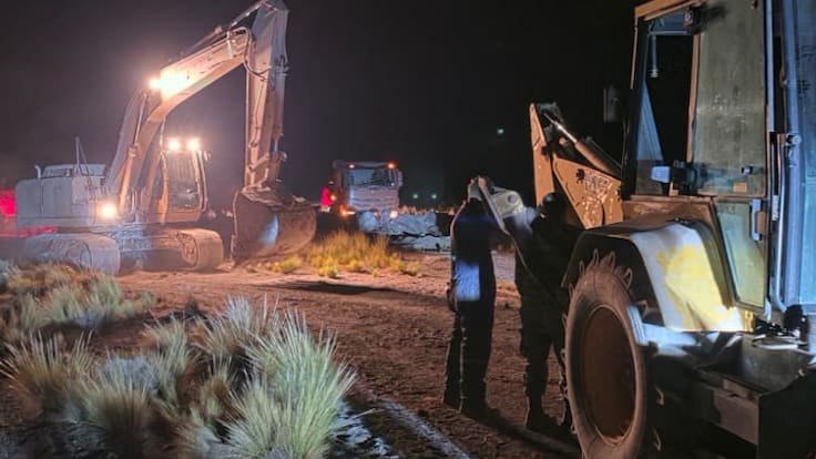 Sabotaje con maquinaria pesada: detienen a sujetos extranjeros que tapaban zanja del norte usando retroexcavadora