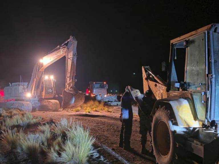 Sabotaje con maquinaria pesada: detienen a sujetos extranjeros que tapaban zanja del norte usando retroexcavadora