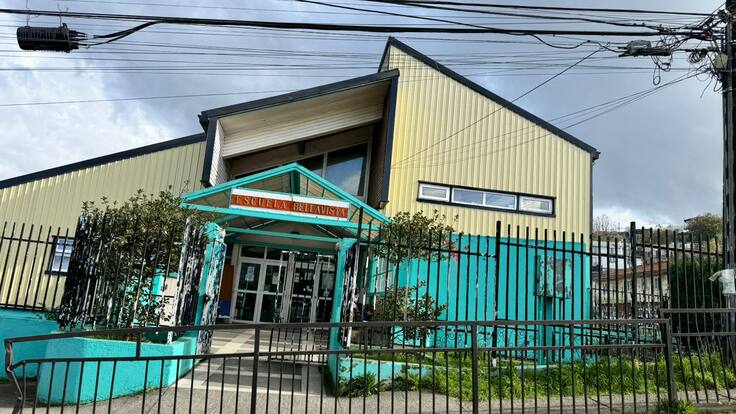 Grave accidente en Puerto Montt: estudiante cae lanzó desde tercer piso de la Escuela Bellavista