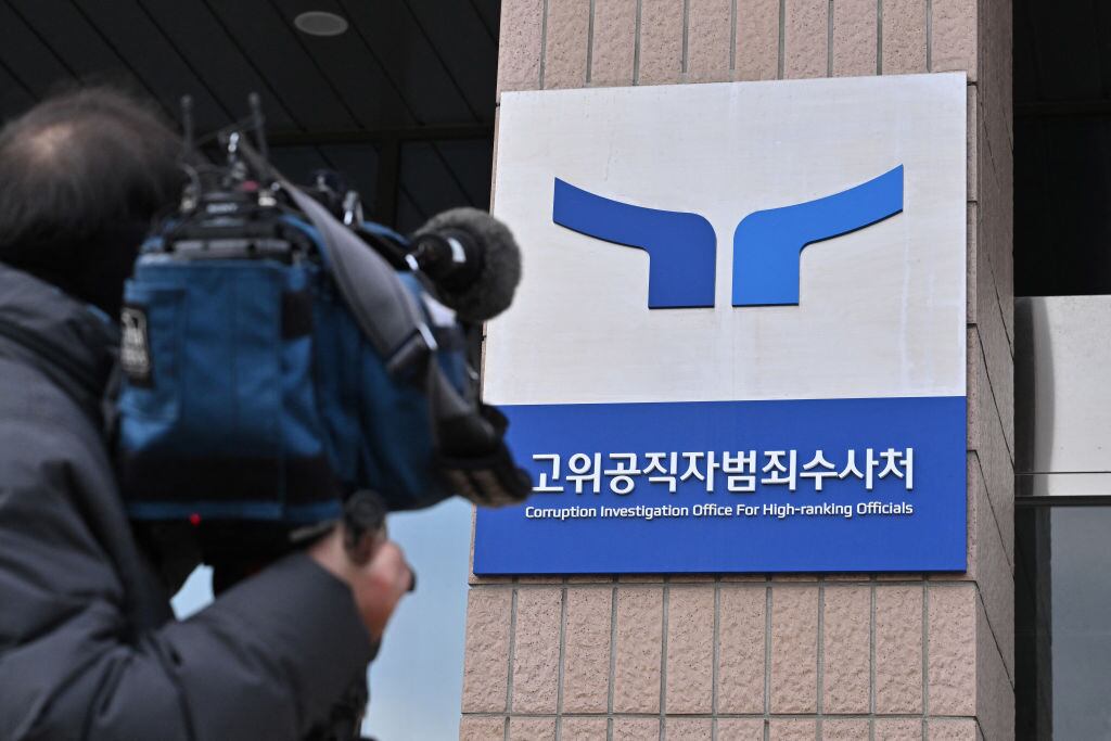 Los medios esperan el arribo del expresidente Yoon Suk Yeol a la sede del equipo investigador de autoridades en la ciudad de Seúl