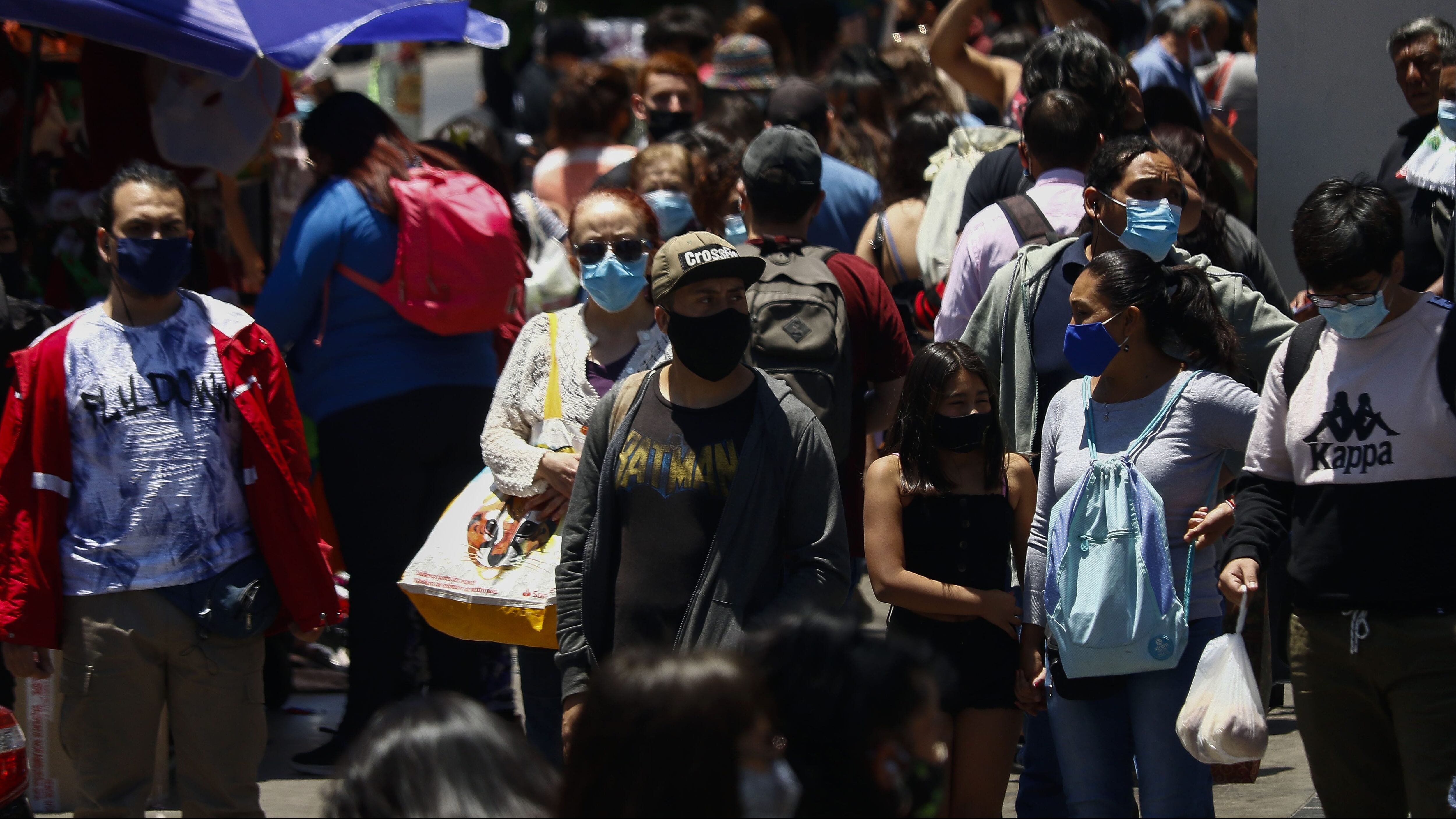 18 DE DICIEMBRE DE 2020/VIÑA DEL MARGran cantidad de personas en calle Valparaiso, en medio del anuncio de reforzamiento de servicios policiales de Carabineros, en el marco de las compras de Navidad.
FOTO: LEONARDO RUBILAR CHANDIA/AGENCIAUNO