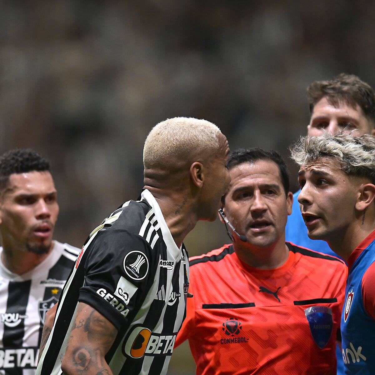 En San Lorenzo acusan que árbitro chileno “jugó” para el Mineiro: “Va a comer con Eduardo Vargas ahora, es una vergüenza”