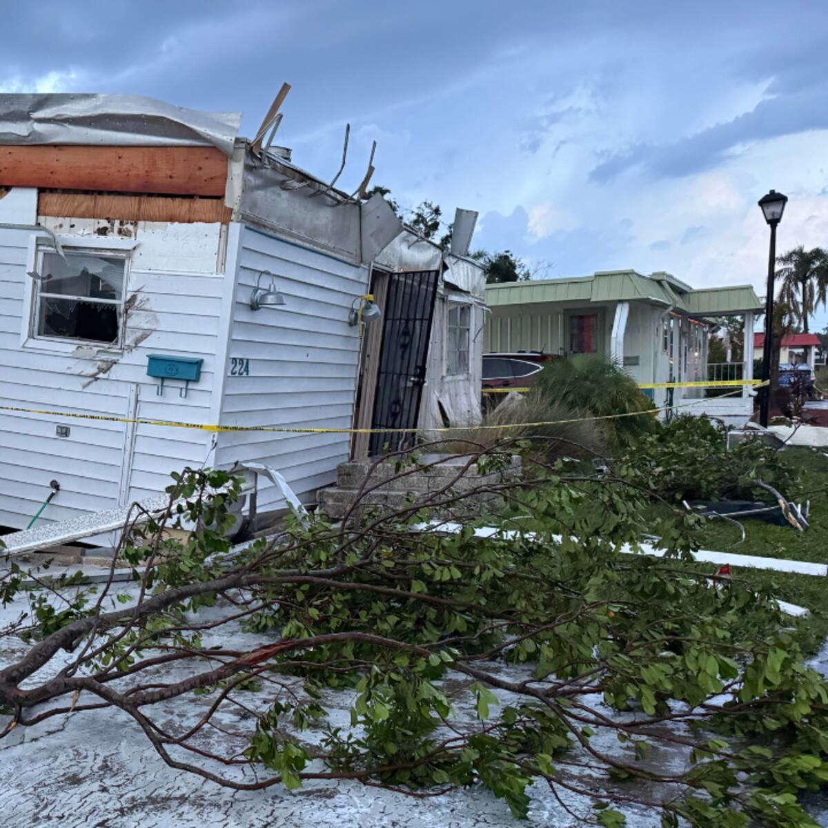 Tornado EF‑1 impacta en Largo: video muestra cómo levantó casa móvil de su base
