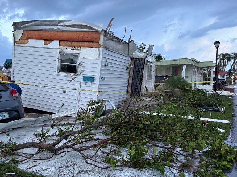 Tornado EF‑1 impacta en Largo: video muestra cómo levantó casa móvil de su base