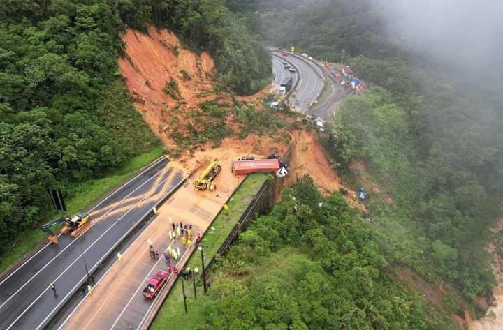 El derrumbe de una carretera por las lluvias en Paraná de Brasil
