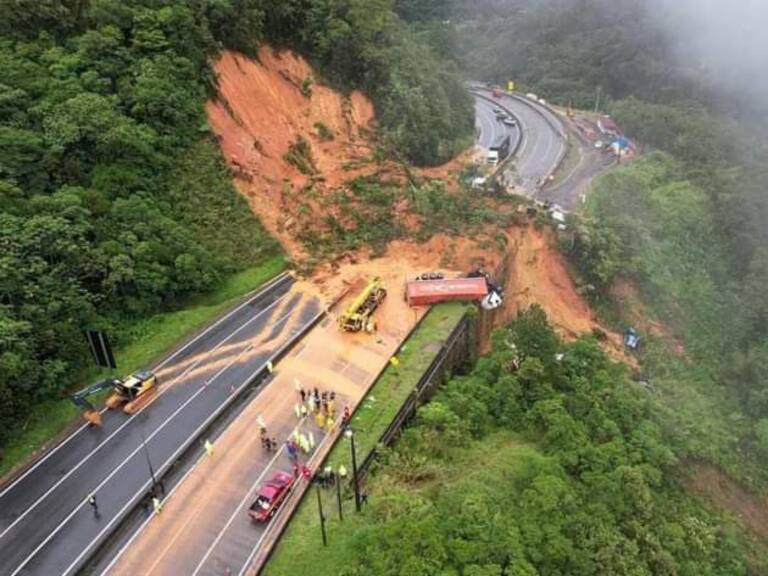 El derrumbe de una carretera por las lluvias en Paraná de Brasil