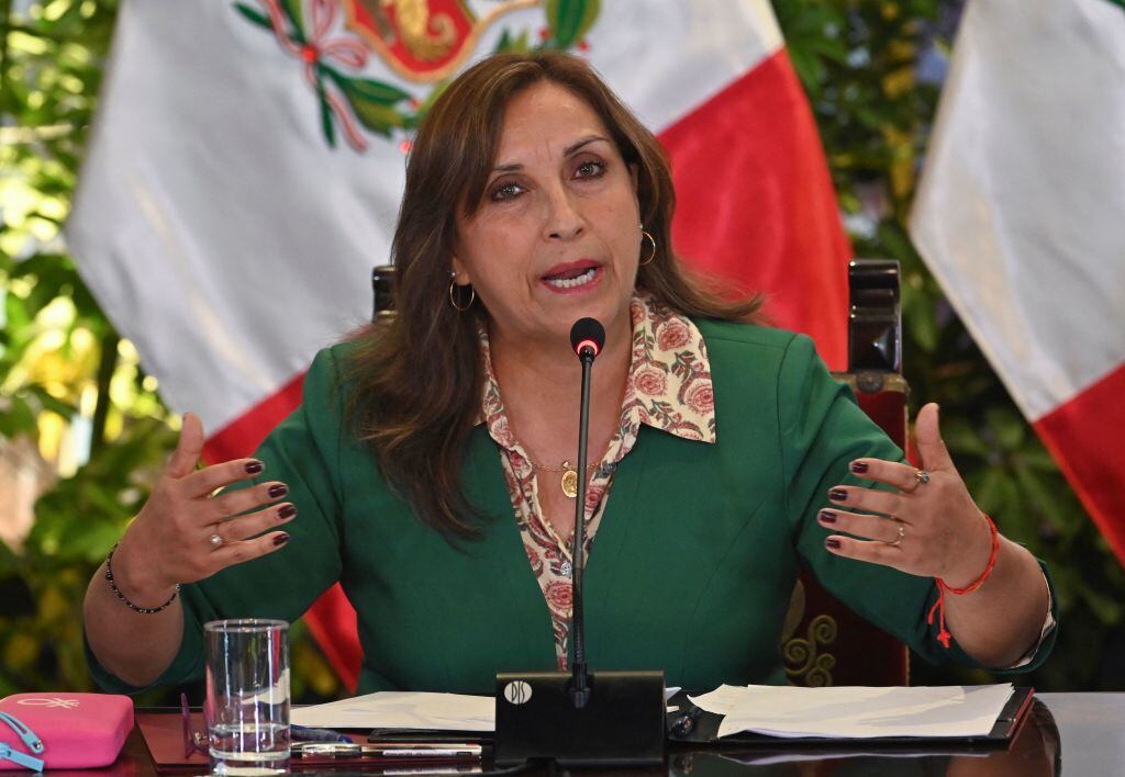 La presidenta interina del Perú, Dina Boluarte, habla en un mensaje