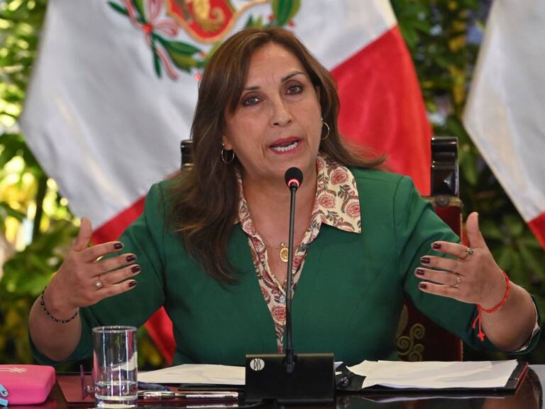 La presidenta interina del Perú, Dina Boluarte, habla en un mensaje