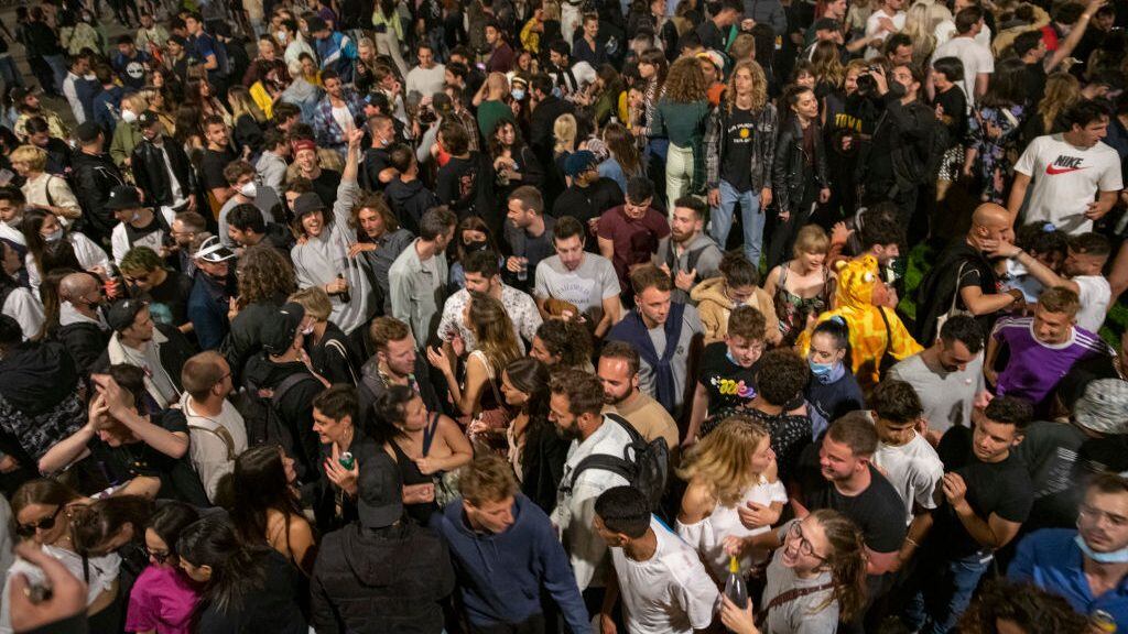 BARCELONA, CATALONIA, SPAIN - MAY 09: Several young people gathered in a festive atmosphere, in a street of Barcelona, during the first night without the state of alarm, on 9 May, 2021 in Barcleona, Catalonia, Spain. The state of alarm that the Government decreed for the second time six months ago ended at 00.00 hours this Sunday, May 9. In Catalonia this has led to the fall of the curfew and the perimeter confinement of the Community. (Photo By Lorena Sopêna i Lòpez/Europa Press via Getty Images)