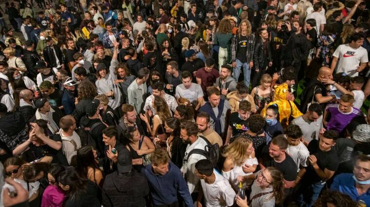 BARCELONA, CATALONIA, SPAIN - MAY 09: Several young people gathered in a festive atmosphere, in a street of Barcelona, during the first night without the state of alarm, on 9 May, 2021 in Barcleona, Catalonia, Spain. The state of alarm that the Government decreed for the second time six months ago ended at 00.00 hours this Sunday, May 9. In Catalonia this has led to the fall of the curfew and the perimeter confinement of the Community. (Photo By Lorena Sopêna i Lòpez/Europa Press via Getty Images)