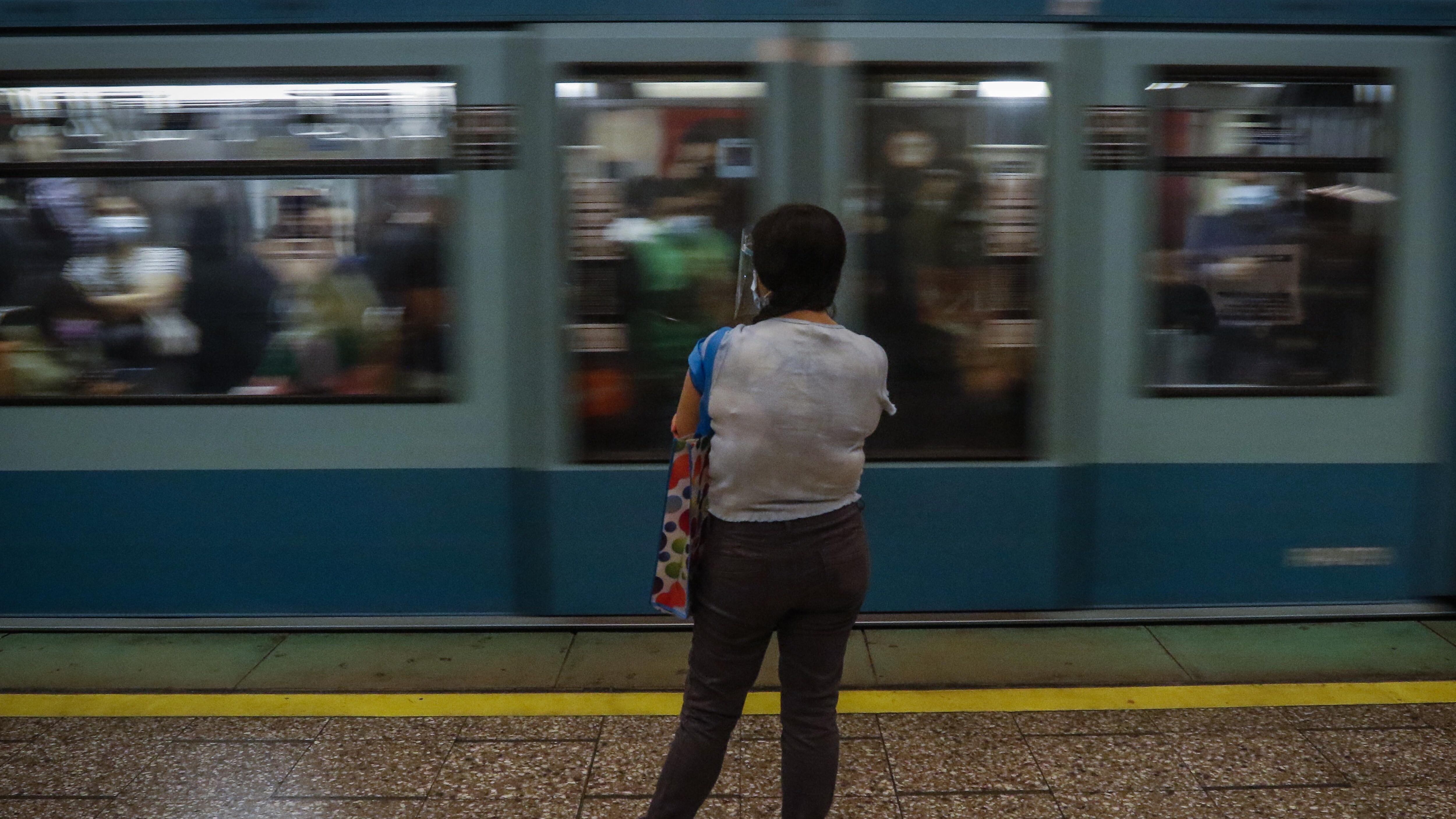 1 de marzo del 2021/SANTIAGOUna mujer ve pasar el tren subterraneo en la estacion Los Heroes, durante el denominado super lunes, donde los estudiantes entrarían a clases presenciales en los diversos colegios de la capital.
FOTO: SEBASTIAN BELTRAN GAETE/AGENCIAUNO