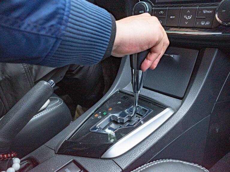 “Daño serio y muy costoso”: este es el error que nunca debes cometer al estacionar un auto automático