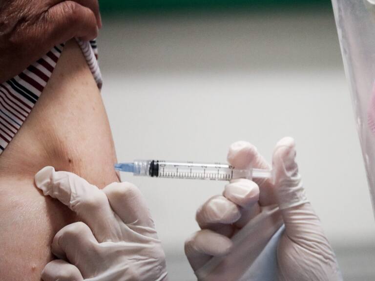 3 de Febrero de 2021 / CONCEPCION
Primer dia de vacunacion masiva en el Estadio Ester Roa Rebolledo. Adultos mayores de la llamada 4ta edad llegan masivamente a vacunarse contra el covid19, durante el estado de catastrofe de la pandemia covid-19
FOTO: CAMILO CASTRO / AGENCIAUNO