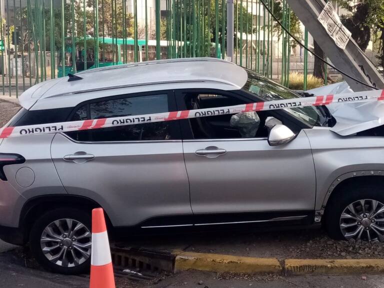 Choque de auto contra poste afectó el tránsito tras caída de alumbrado público en Santiago