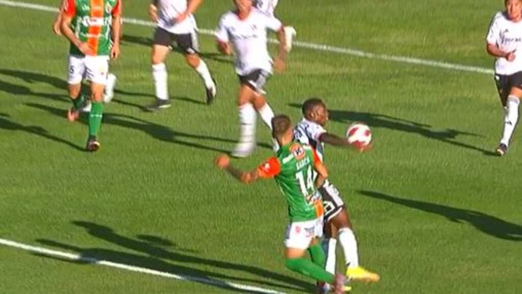 El penal que el VAR cobró en contra de Fabián Castillo en la derrota de Colo Colo ante Cobresal