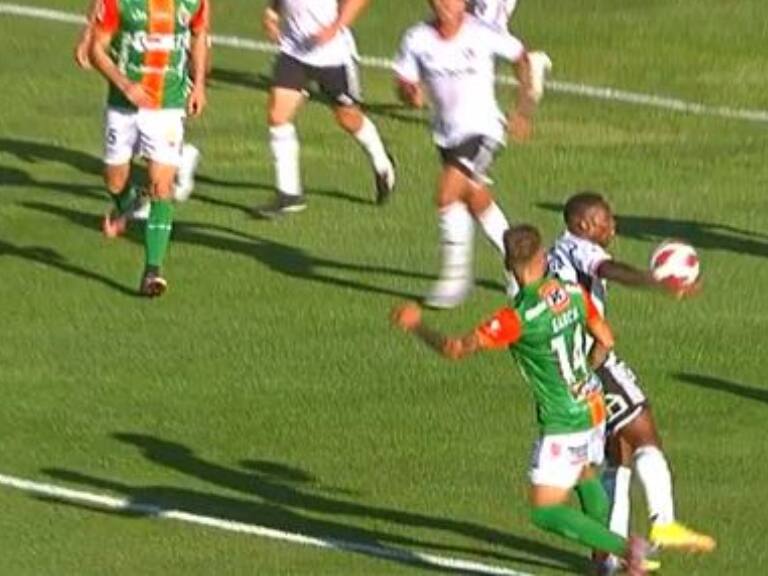 El penal que el VAR cobró en contra de Fabián Castillo en la derrota de Colo Colo ante Cobresal