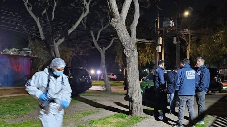 Hombre abrió la puerta a tres personas y terminó muerto a balazos al interior de un block en Pudahuel