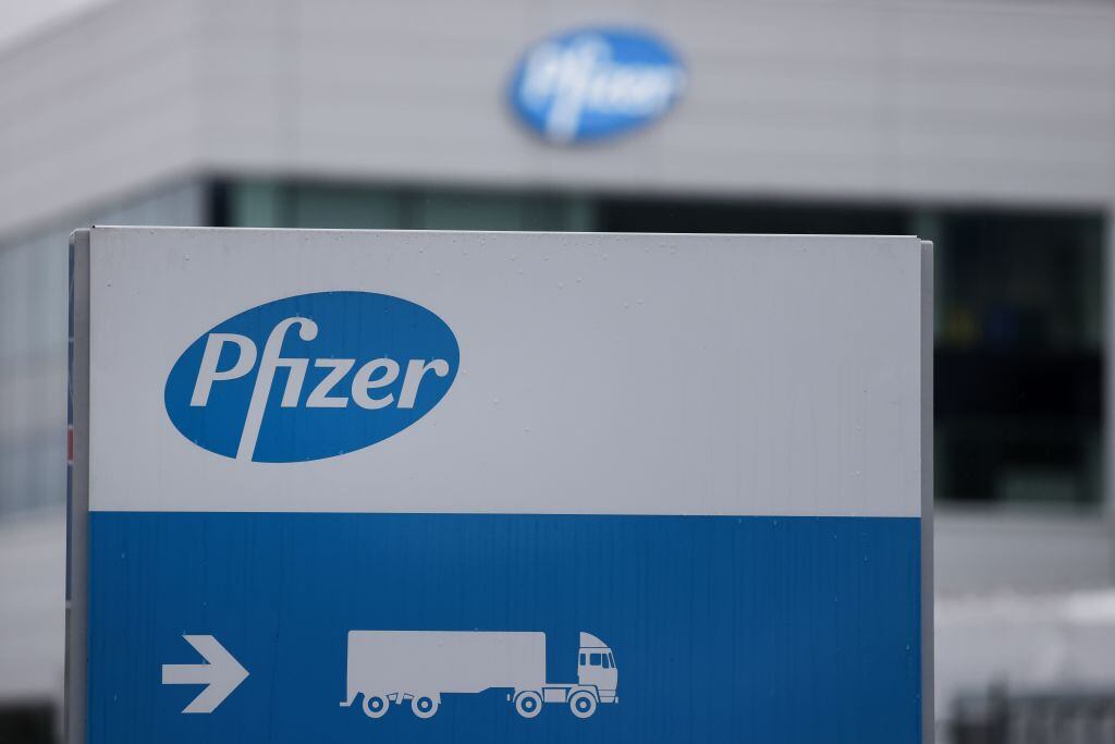 El logo de la empresa Pfizer en su fábrica de Puurs