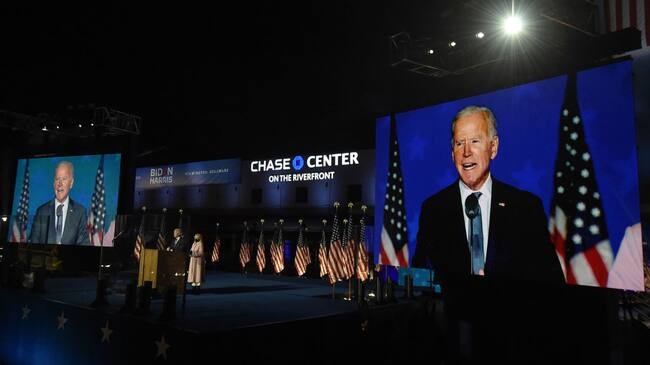 Joe Biden saluda a sus seguidores en las elecciones de EEUU