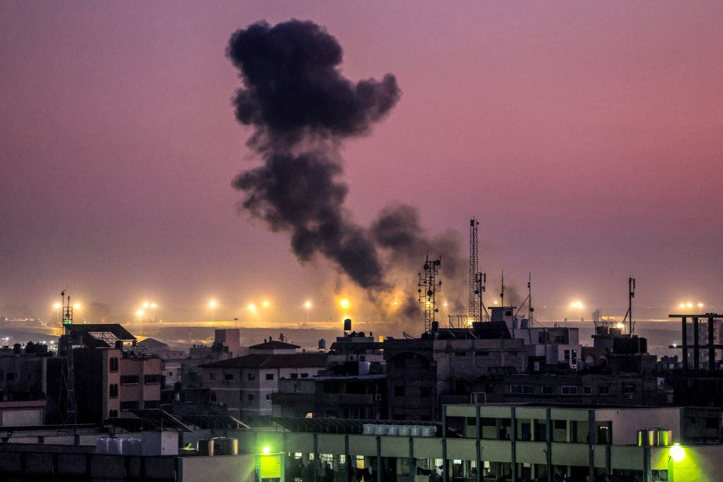 El humo se levanta tras el bombardeo de las fuerzas de Israel contra la zona de Rafah, en el sur de la Franja de Gaza en el territorio de Palestina.