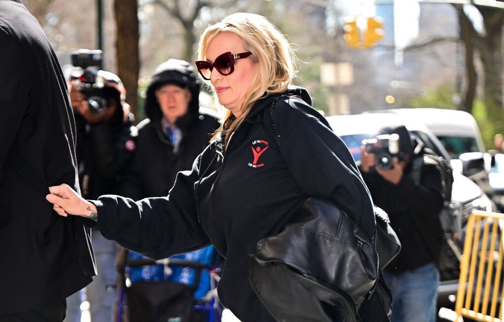 Estados Unidos: exactriz porno Stormy Daniels es interrogada en juicio contra Donald Trump