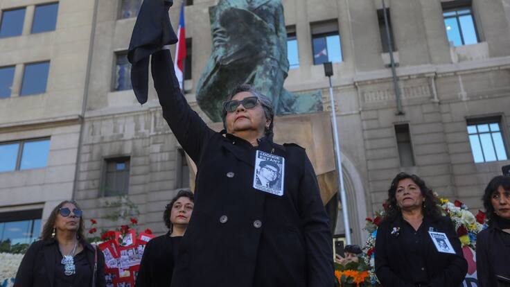 A 52 años del golpe de Estado: agrupaciones de familiares de detenidos desaparecidos se reúnen frente a La Moneda