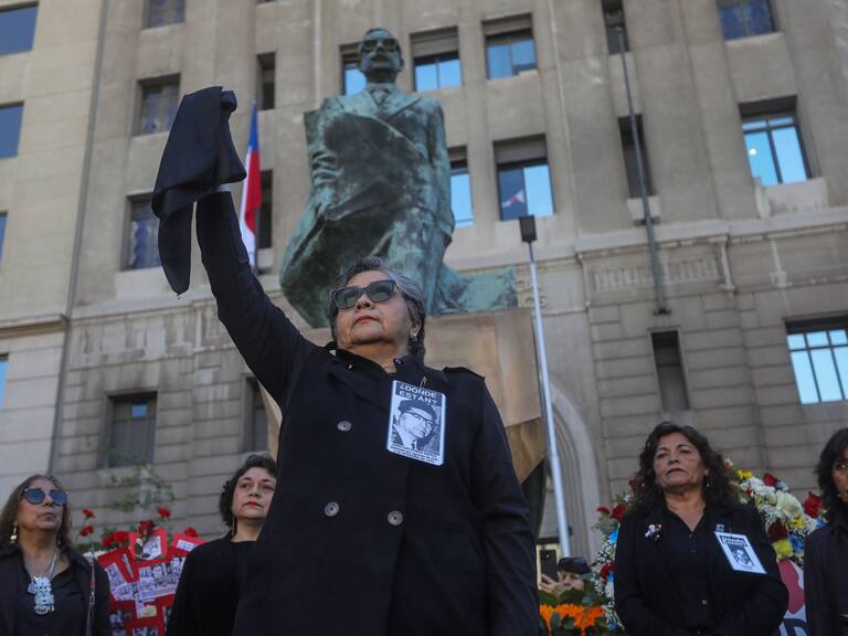 A 52 años del golpe de Estado: agrupaciones de familiares de detenidos desaparecidos se reúnen frente a La Moneda