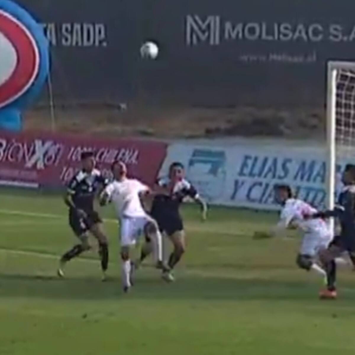 Este golazo de chilena se postula al mejor del año en el fútbol chileno: ¡lo festeja Cobreloa en la B!