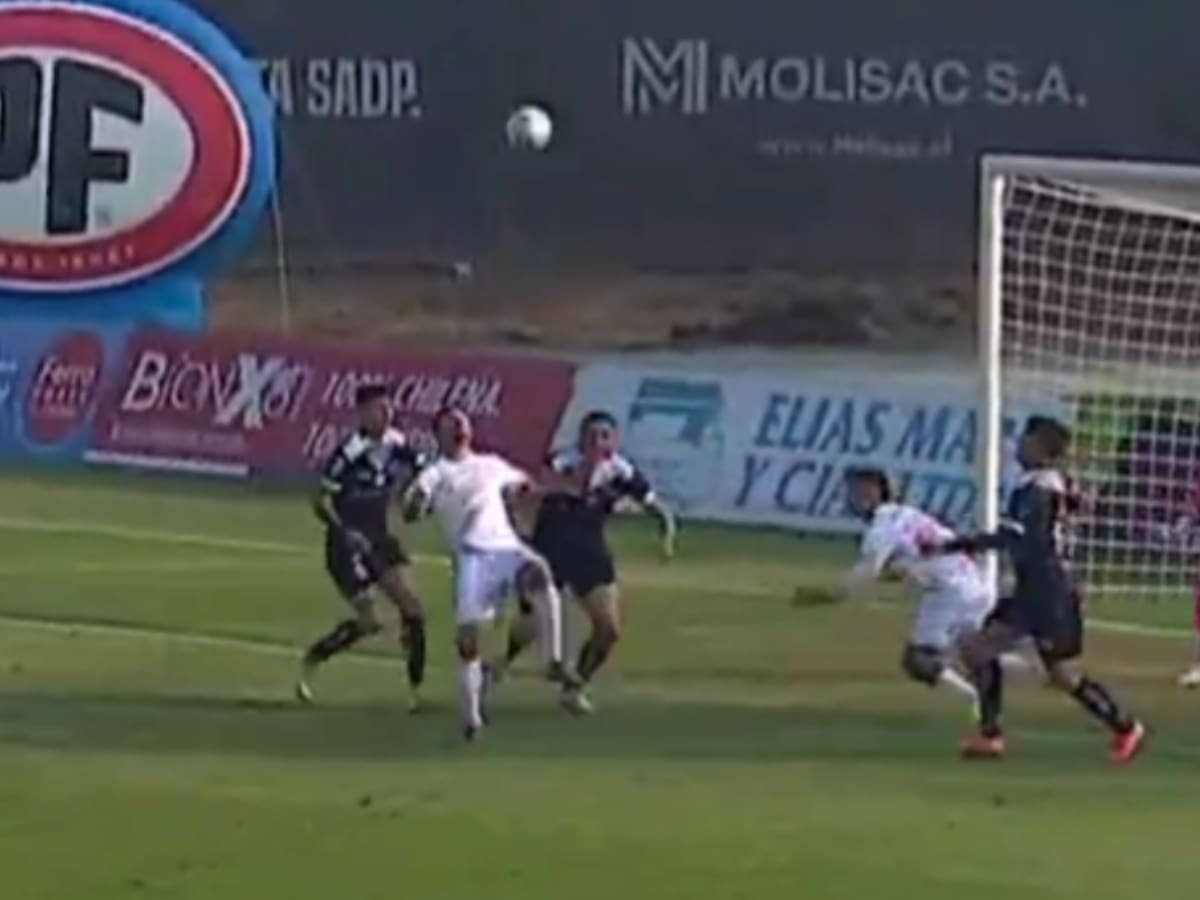 Este golazo de chilena se postula al mejor del año en el fútbol chileno: ¡lo festeja Cobreloa en la B!