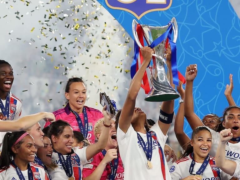 TURIN, ITALY - MAY 21: Wendie Renard of Olympique Lyonnais lifts the UEFA Women&#039;s Champions League following victory in the UEFA Women&#039;s Champions League final match between FC Barcelona and Olympique Lyonnais at Juventus Stadium on May 21, 2022 in Turin, Italy. (Photo by Maja Hitij/Getty Images)